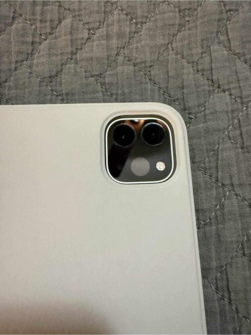 2020 4th GEN Apple iPad 12.9 PRO 256G wireless plus cellular and Apple Magic Key - Picture 3 of 16